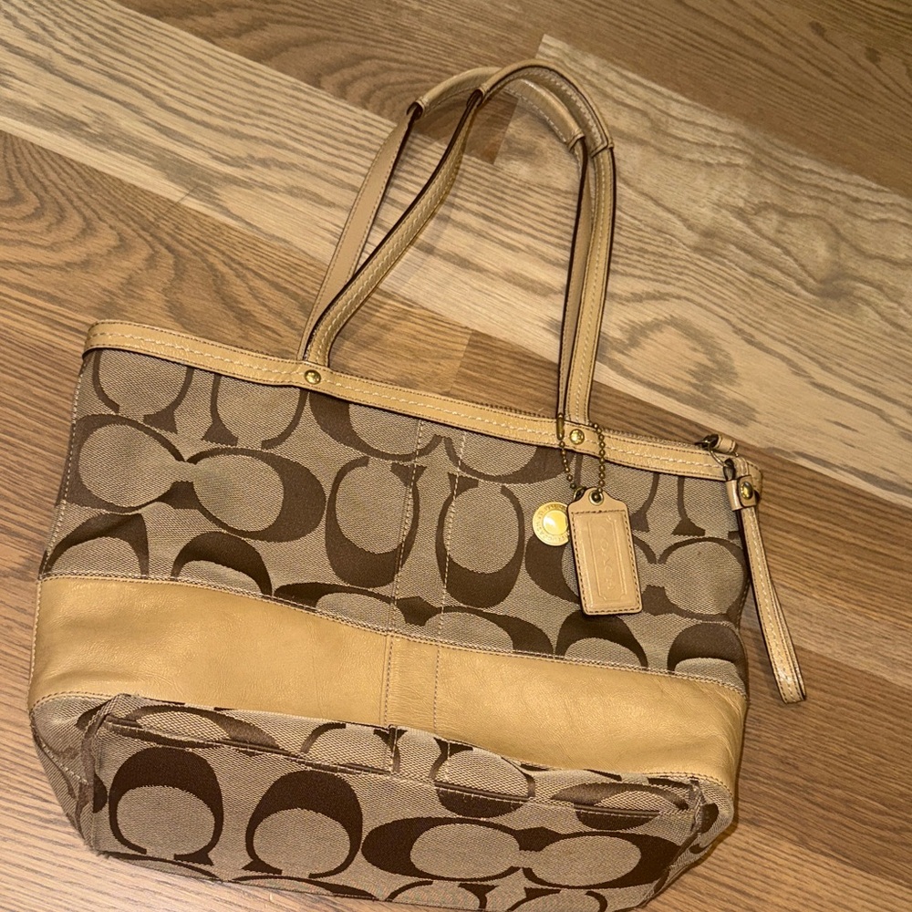 Coach Vintage Y2K Signature Shoulder Bag